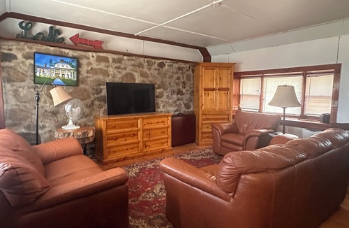 Whitehouse Station House | Nature Lovers Cottage