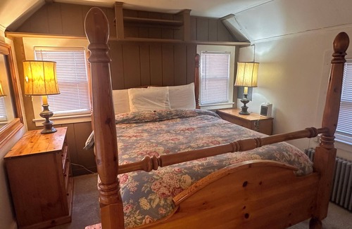 Whitehouse Station House | Nature Lovers Cottage