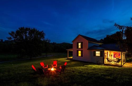 McArthur House | Nature-Quiet Retreat Firepit BBQ PetFriendly