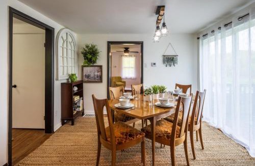 McArthur House | Nature-Quiet Retreat Firepit BBQ PetFriendly