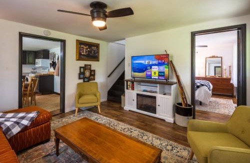 McArthur House | Nature-Quiet Retreat Firepit BBQ PetFriendly