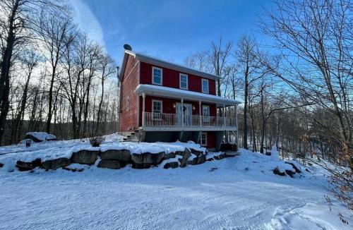 St-Adolphe-d'Howard House | Nature retreat with HOT TUB and lake access & watercraft