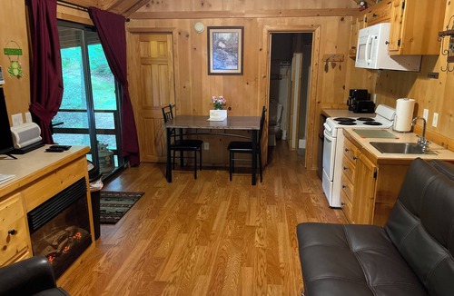 Hallsville Cabin | Nature Retreat