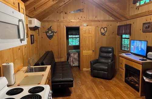 Hallsville Cabin | Nature Retreat