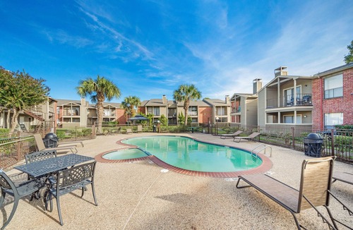 Astrodome Apartment | Nature's Bliss|7min from Medcenter & Downtown