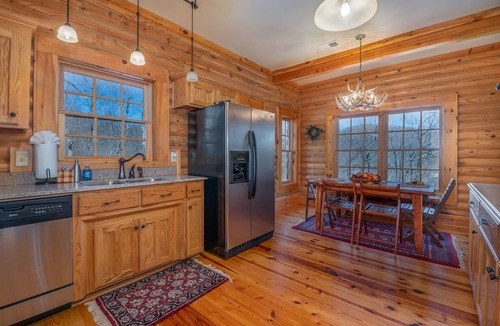Lynn House | Nature's Den | Pet-Friendly, Mountaintop Cabin in Columbus