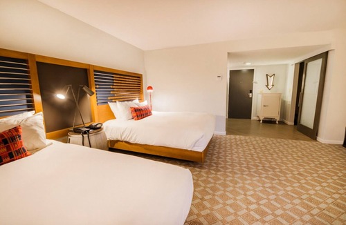 Live Oak Hotel | Nature's Embrace: Room with Patio | Scenic Views & Trail Adventures