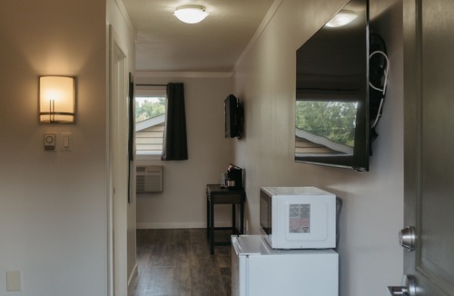 Keewatin Hotel | Nature's Inn Kenora