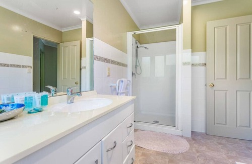 Manurewa House | Nature Serenity Getaway with pool, deck & gardens