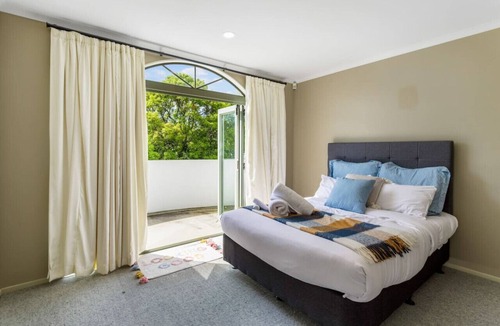 Manurewa House | Nature Serenity Getaway with pool, deck & gardens