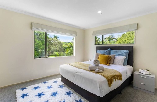 Manurewa House | Nature Serenity Getaway with pool, deck & gardens