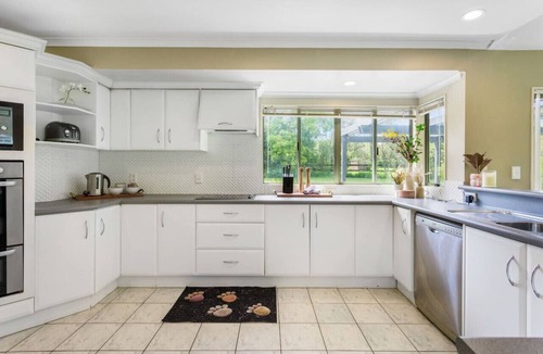 Manurewa House | Nature Serenity Getaway with pool, deck & gardens