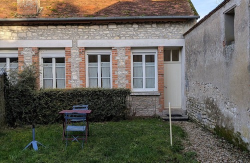 Bucy-Saint-Liphard Cottage | Nature stay near Orleans with animals and pond