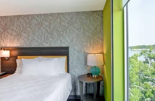 Lake Hamilton Hotel | Nature’s Nook: Lake View, Full Kitchen, Pet-friendly, Free Breakfast & Parking!