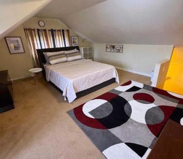 Munhall Apartment | Natvy Alpha Suite - 3 Bedroom