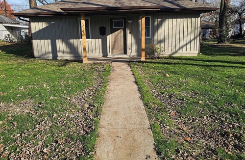 Joplin House | Nautical 3-bedroom house in downtown Joplin, close to shopping and coffee shops.