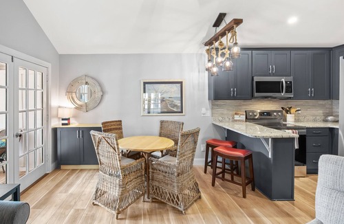 Laguna Beach Estates House | Nautical Updated Cottage Sleeps 4, Steps away from the Beach!