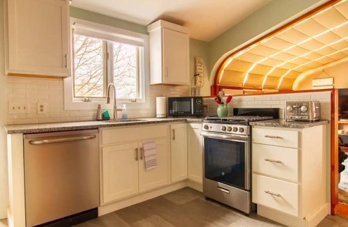 Bristol Apartment | Nautically themed apartment with Ocean View