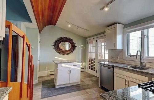 Bristol Apartment | Nautically themed apartment with Ocean View