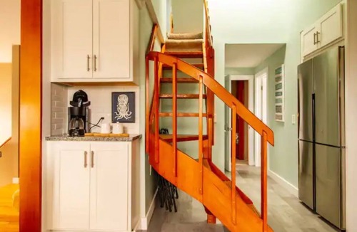 Bristol Apartment | Nautically themed apartment with Ocean View