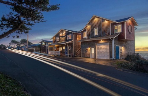 Lincoln City Apartment | Nautilus - Cute beach lodging, kitchen, fireplace