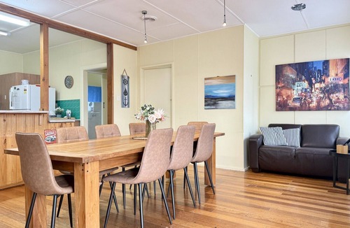 Rosebud House | Nautique: Rustic & Charming, Walk 2 Beach & Shops