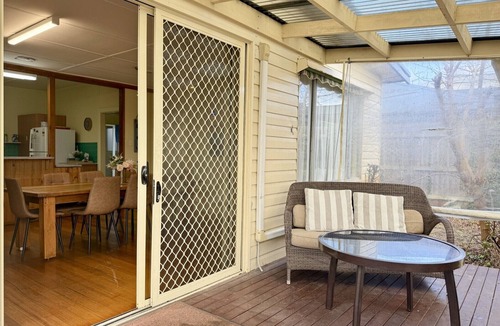 Rosebud House | Nautique: Rustic & Charming, Walk 2 Beach & Shops