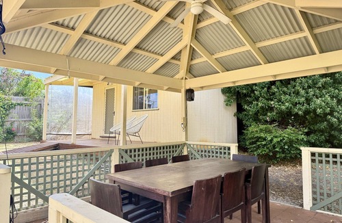 Rosebud House | Nautique: Rustic & Charming, Walk 2 Beach & Shops