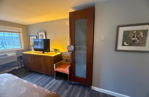 West Hills Hotel | Naval Suites by FairBridge