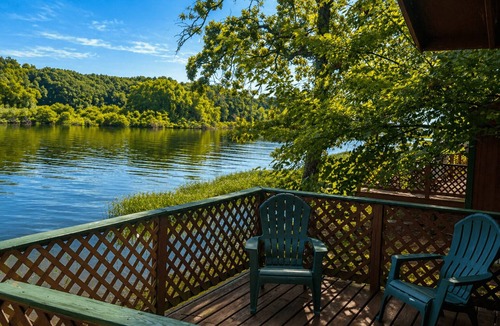 West Tawakoni Cabin | Navigation Room - A cozy open floor plan cabin