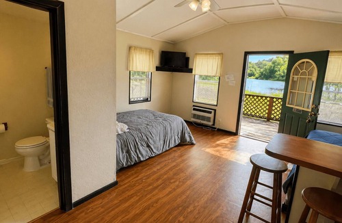 West Tawakoni Cabin | Navigation Room - A cozy open floor plan cabin