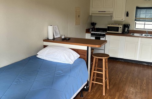 West Tawakoni Cabin | Navigation Room - A cozy open floor plan cabin
