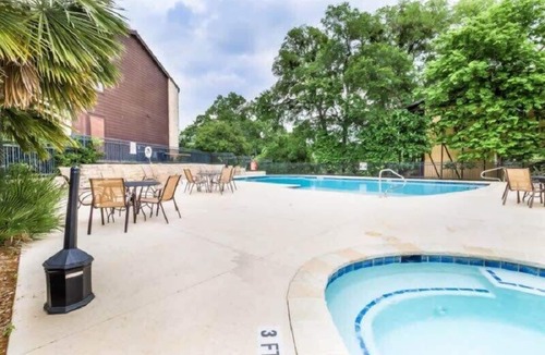 New Braunfels Condo | NB River House | Comal + Pool | Schlitterbahn