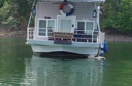 Lone Mountain Boat Rental | nBeautiful Houseboat homen