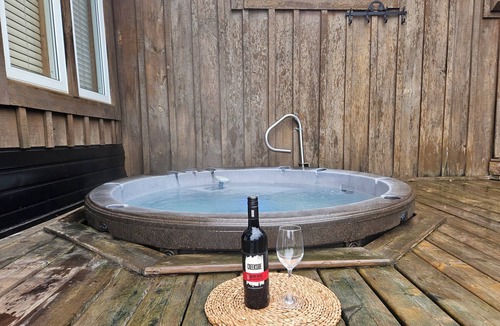 Rye Cottage | nCozy waterfront cottage, sandy beach front, sunken hot tub, with putting green.