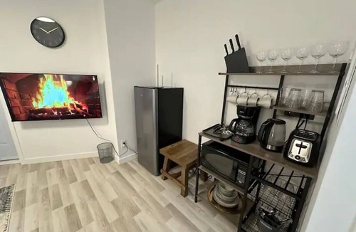 Cote-Des-Neiges—Notre-Dame-De-Grace Apartment | NDG Comfort & Escape Studio Easy Downtown Access