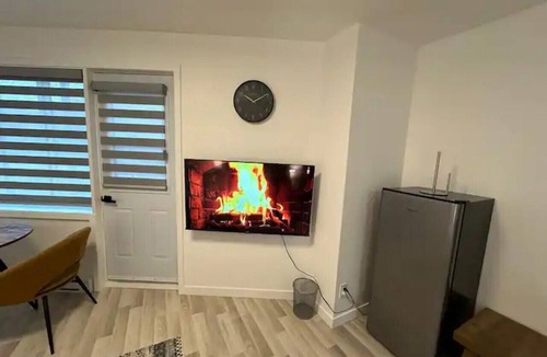 Cote-Des-Neiges—Notre-Dame-De-Grace Apartment | NDG Comfort & Escape Studio Easy Downtown Access