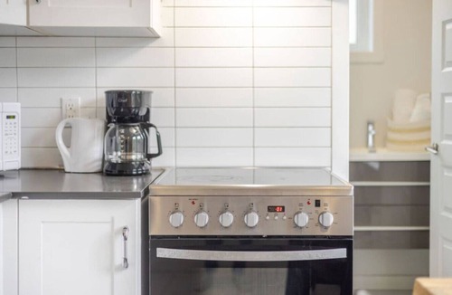 Cote-Des-Neiges—Notre-Dame-De-Grace Apartment | NDG Grand Stay | Spacious & Elegant 3BR