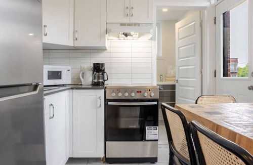 Cote-Des-Neiges—Notre-Dame-De-Grace Apartment | NDG Grand Stay | Spacious & Elegant 3BR