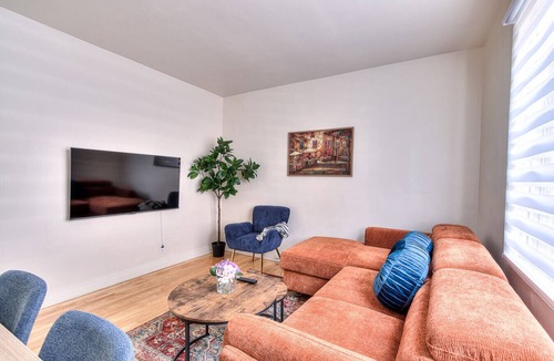 Cote-Des-Neiges—Notre-Dame-De-Grace Apartment | NDG & Montreal getaway