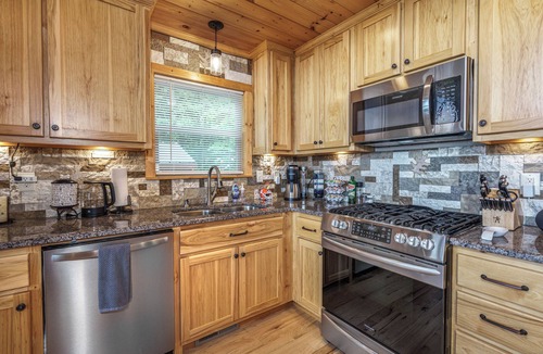 Murphy Ski Chalet | nDiscover Your Perfect Getaway: Where Furry Friends and Foodies Feel at Home!