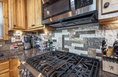 Murphy Ski Chalet | nDiscover Your Perfect Getaway: Where Furry Friends and Foodies Feel at Home!