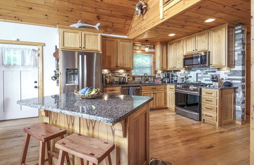 Murphy Ski Chalet | nDiscover Your Perfect Getaway: Where Furry Friends and Foodies Feel at Home!