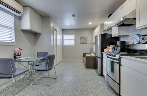 Business District Apartment | [NE 5th G]Near to OUHSC Hospitals-Garage Studio, In a newly renovated house.