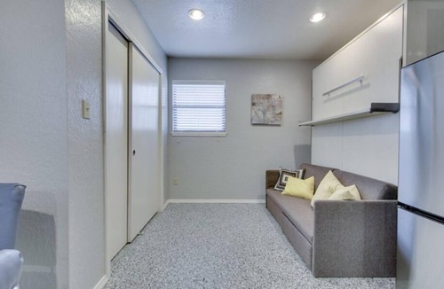Business District Apartment | [NE 5th G]Near to OUHSC Hospitals-Garage Studio, In a newly renovated house.