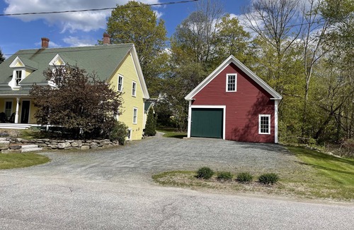 Sunapee House | NE Farm House w/en suite bathrooms - 4 mins from Harbor/7 mins to Mountain!