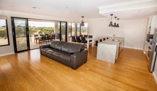 Emu Flat Cabin | Neagles Retreat Villas