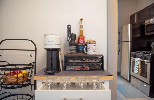Brookline Apartment | Near Acrisure and Pittsburgh Attractions - Free Parking - Sleeps 3 - Wi-Fi