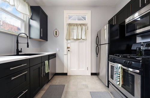Brookline Apartment | Near Acrisure and Pittsburgh Attractions - Free Parking - Sleeps 3 - Wi-Fi