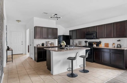 Austin House | Near Airport and Tesla, King Bed, Workspaces, Fenced Yard, Fast Wi-Fi